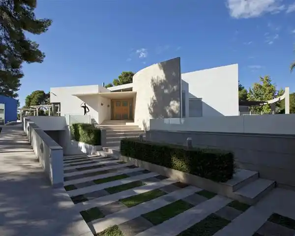 BRIGHT AND SPACIOUS VILLA