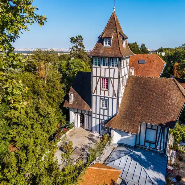 FIRST FLOOR APARTMENT IN THE MANOIR DE BUZENVAL