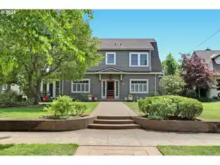 Laurelhurst Colonial Revival on a Coveted Street