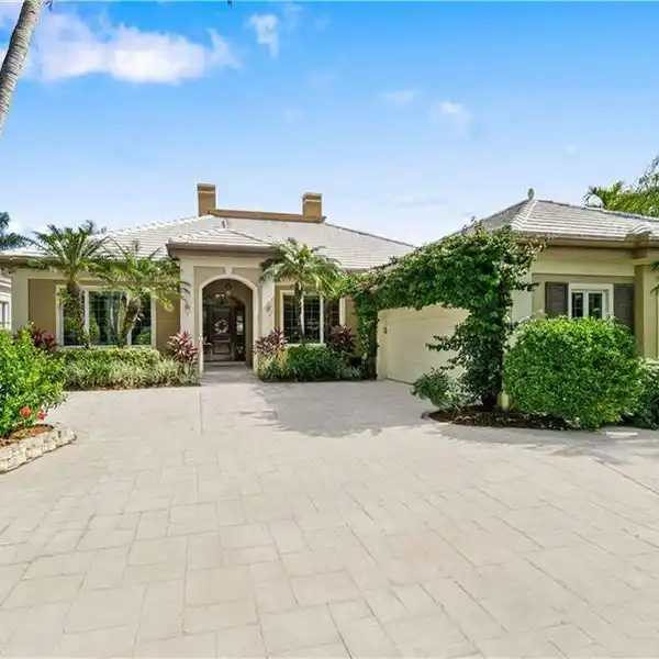 BEAUTIFUL HOME WITH SPECTACULAR VIEWS