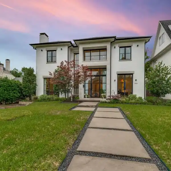 TIMELESS ARCHITECTURE WITH REFINED ELEGANCE