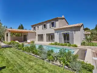 Four-Bed Property with a Swimming Pool