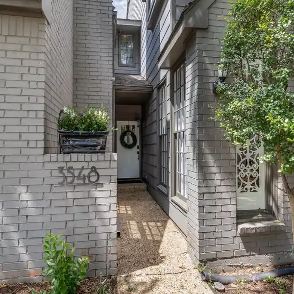 DELIGHTFUL RESIDENCE IN COVETED LOCATION
