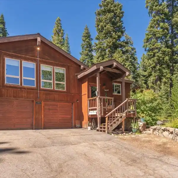 THOUGHTFULLY DESIGNED LUXURY MOUNTAIN HOME