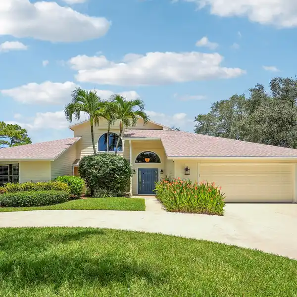 LAKEFRONT LIVING IN THE HEART OF JUPITER