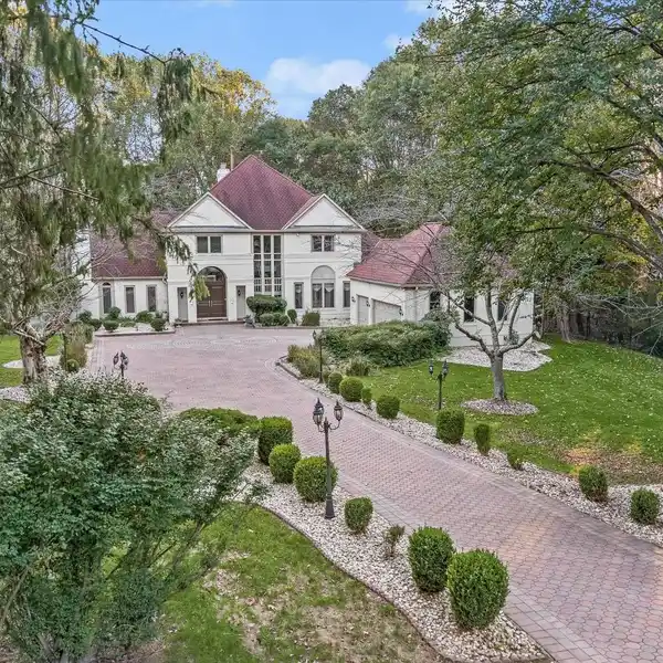 PRESTIGIOUS POTOMAC HOME WITH SPA AND SAUNA