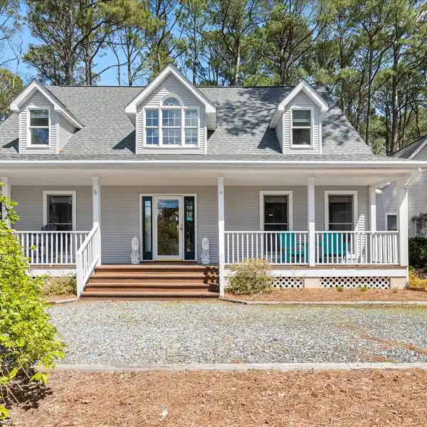 BEAUTIFUL CAPE COD STYLE HOME IN MIDDLESEX