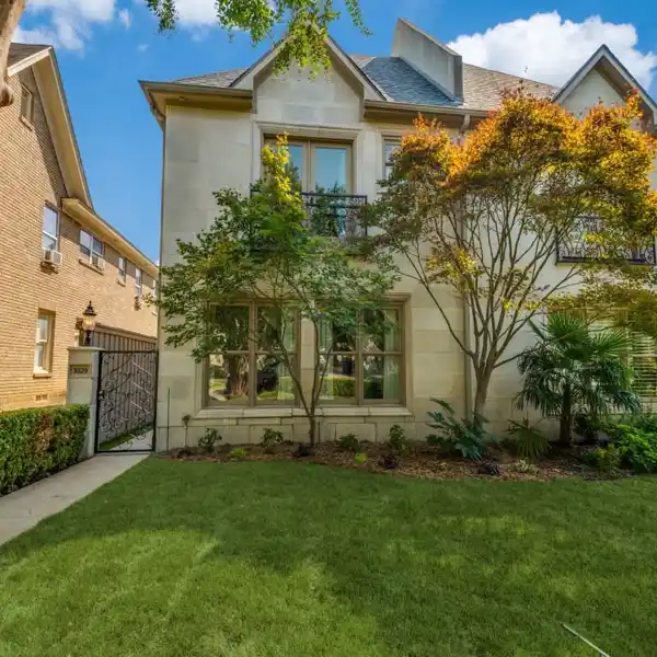 BESPOKE RESIDENCE SHOWCASING ARTFUL DESIGN AND QUALITY