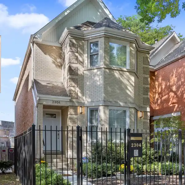 CLASSIC LINCOLN PARK CHARM WITH SKYLIT INTERIORS