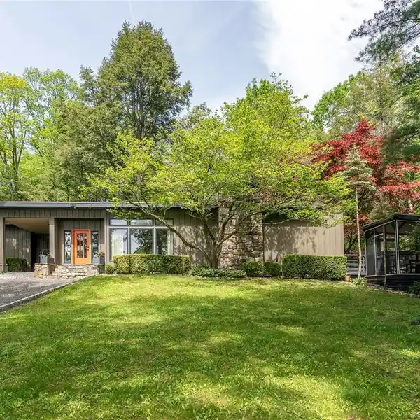 CHIC MID-CENTURY MODERN RETREAT