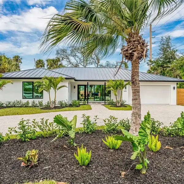 FULLY RENOVATED CENTRAL BEACH BUNGALOW