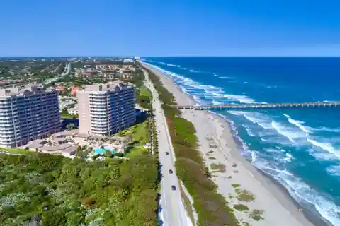Unobstructed Turquoise Views from This Luxury Penthouse