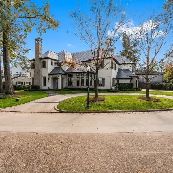 LUXURIOUS LIVING IN RIVER OAKS