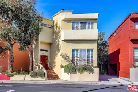 Contemporary Venice Tri-level Home