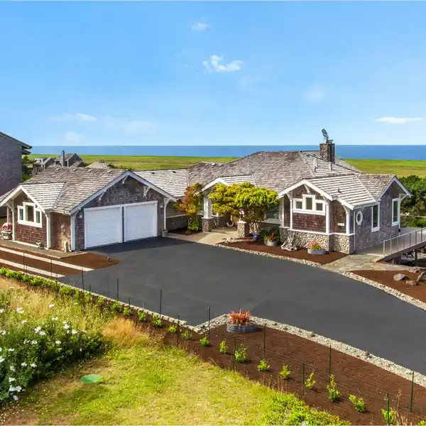 STUNNING CUSTOM-BUILT HOME
