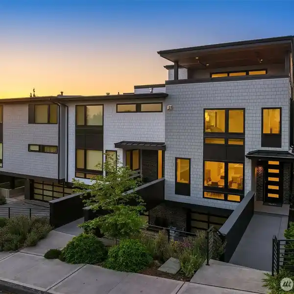 THOUGHTFULLY APPOINTED MODERN CITY HOME