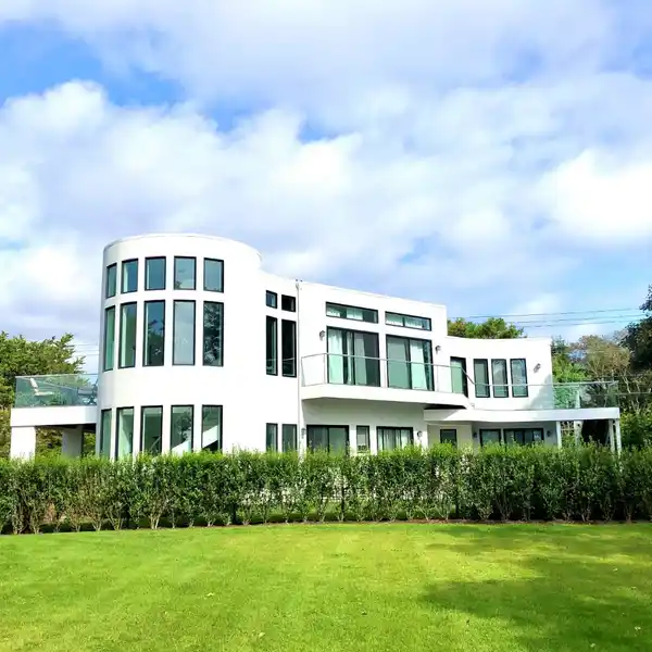 STUNNING CONTEMPORARY SUMMER HOME WITH LUXURY AMENITIES