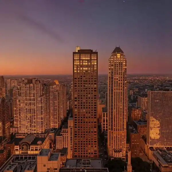 HOME IN THE SKY WITH SWEEPING LAKE & CHICAGO VIEWS