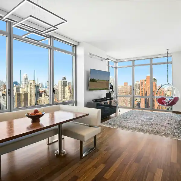 LUXURY MEETS COMFORT ON THE 30TH FLOOR