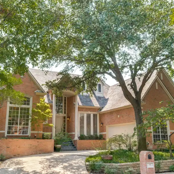 CHARMING HILLCREST HOME WITH PRIVACY AND COMFORT