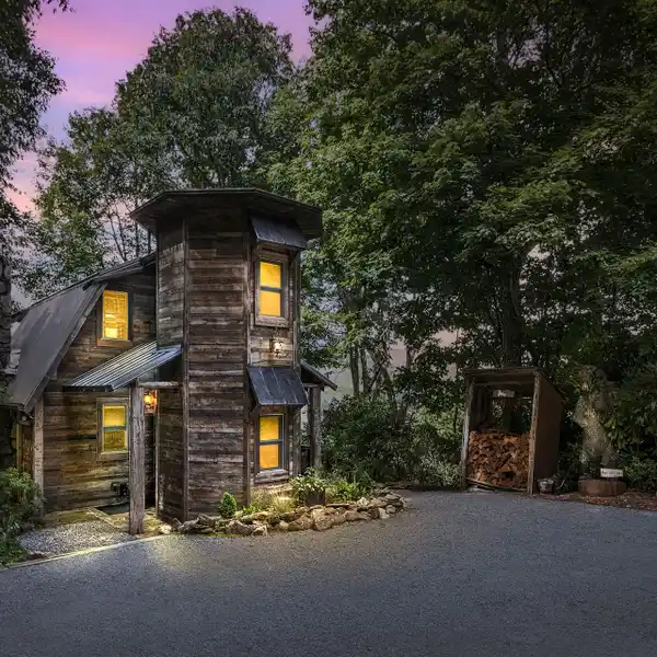 THE TREEHOUSE AT CATALOOCHEE