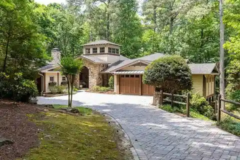 Remarkable Property on over an Acre