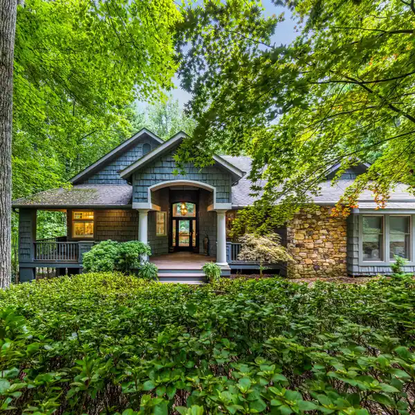 ARTIST'S MOUNTAIN RETREAT IN CHAMPION HILLS