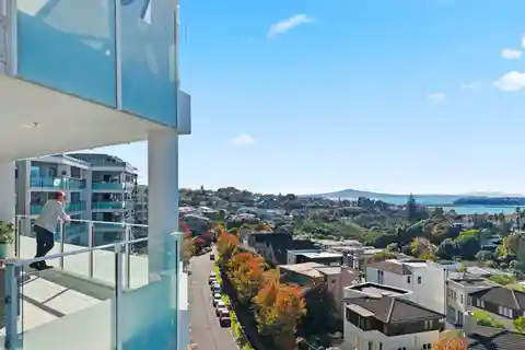 Stylish Sixth-Floor Apartment Offering Generous Proportions