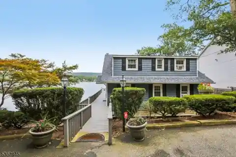 Cape Cod-Style Home on Greenwood Lake