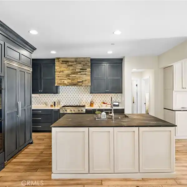 ELEGANT COASTAL LIVING NEAR BEACHES AND TRAILS