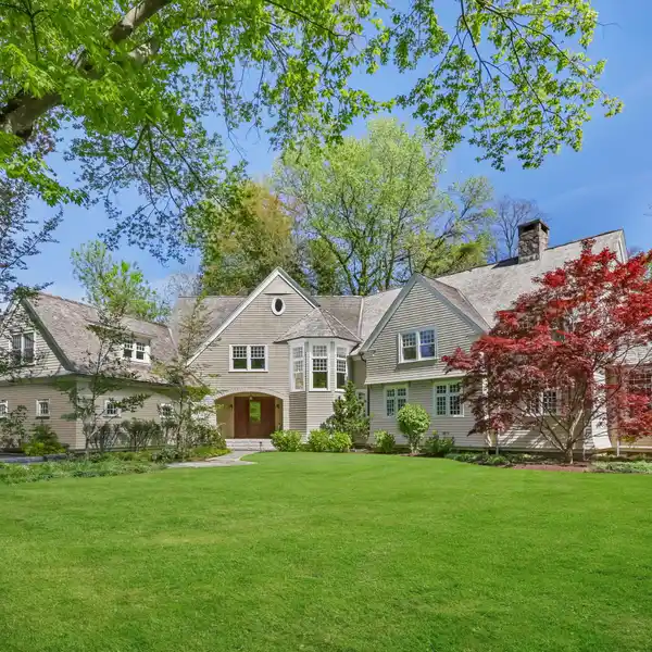 TRADITIONAL CONNECTICUT SHINGLE STYLE WITH A MODERN INTERIOR