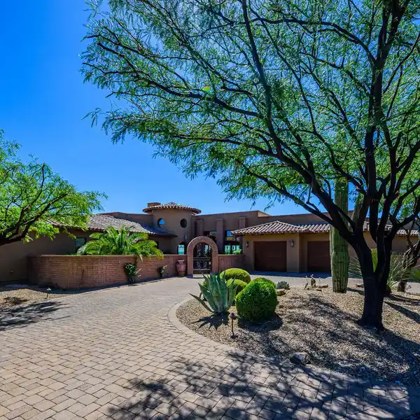 UNPARALLELED LUXURY AND PRIVACY IN PRESTIGIOUS ELEVEN ARCHES