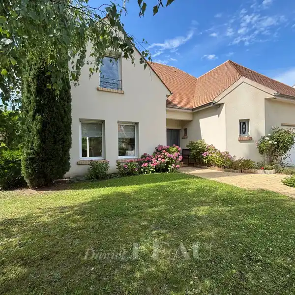 BEAUTIFULLY APPOINTED HOME IN A PEACEFUL SETTING