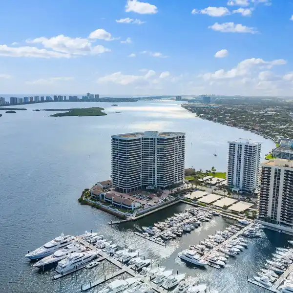 THE BEST VIEWS IN LAKE POINT TOWER