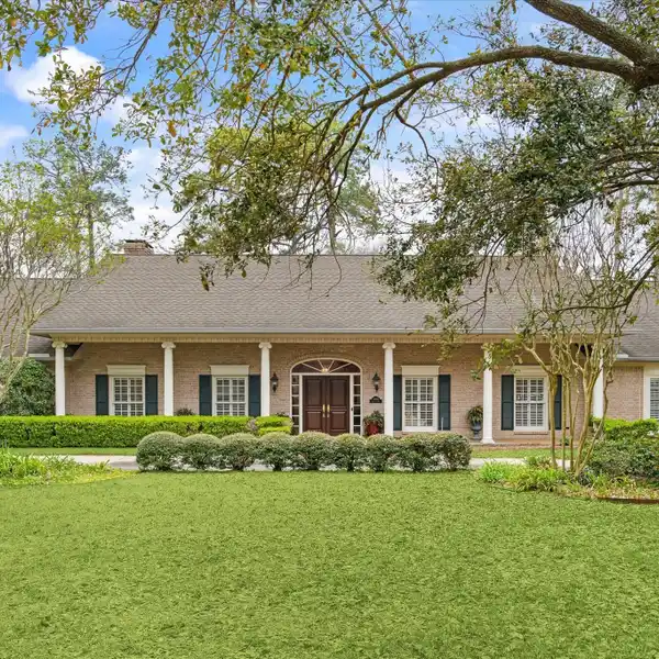NOTEWORTHY HOME IN PINEY POINT VILLAGE