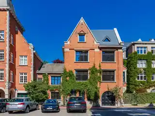 English-style Mansion in a Privileged Location