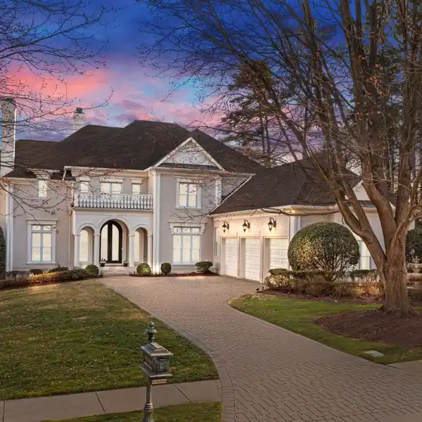 TIMELESS AND SOPHISTICATED WATERFRONT ESTATE
