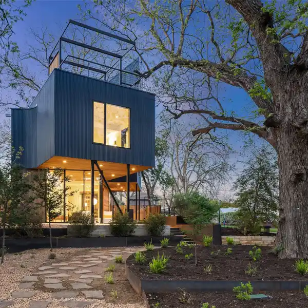 SOPHISTICATED NEW CONSTRUCTION