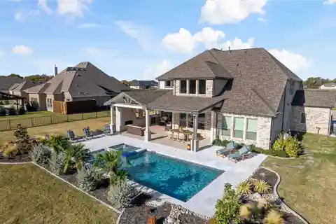 Luxury Living in Lakeview Downs