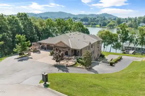 Refined Comfort in a Scenic Lakefront Community