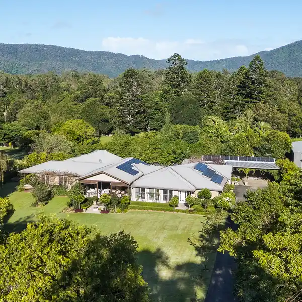SPRAWLING FAMILY HOMESTEAD