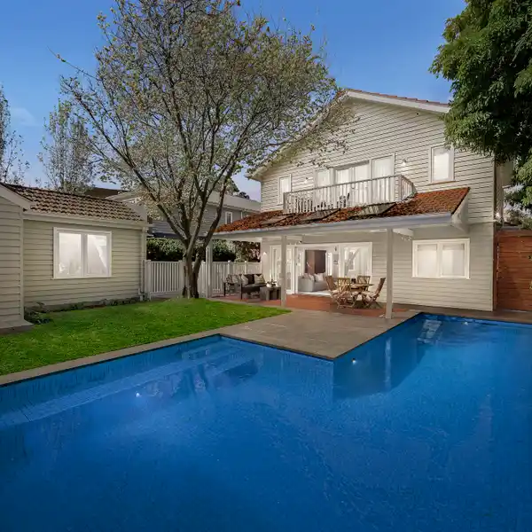 CAPTIVATING HOME IN A GORGEOUS SETTING