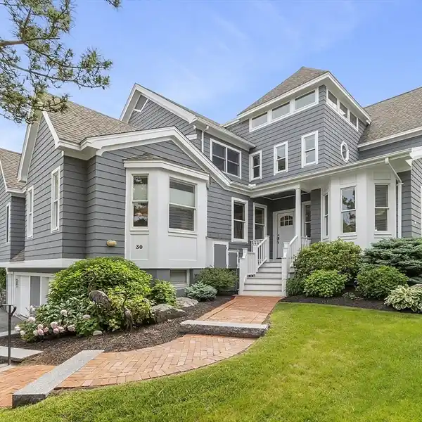 SEASIDE STUNNER THAT EXUDES LUXURY