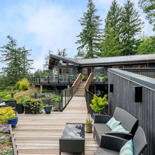 STUNNING HOWE SOUND VIEWS FROM PRIVATE SANCTUARY