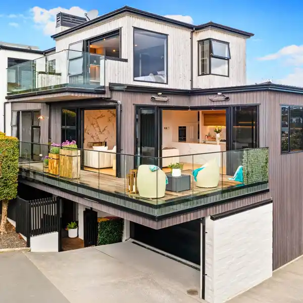 REGISTERED MASTER BUILDERS HOUSE OF THE YEAR