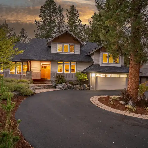 LUXURY LIVING IN AWBREY GLEN