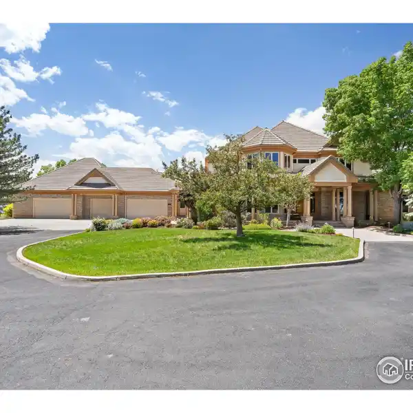 LAKEFRONT LUXURY AND TRANQUILITY