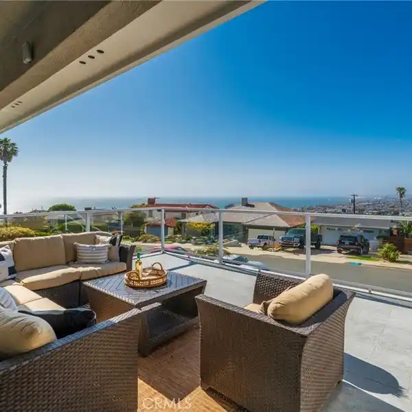 COASTAL SANCTUARY IN THE HOLLYWOOD RIVIERA
