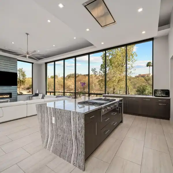 SEAMLESS INDOOR-OUTDOOR LUXURY LIVING