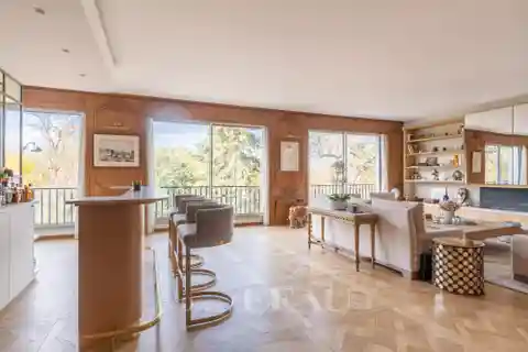 Contemporary Elegance with Panoramic Woodland Views